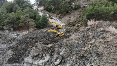 Muğla B&uuml;y&uuml;kşehir ekiplerinden yaşanan heyelana anında m&uuml;dahale
