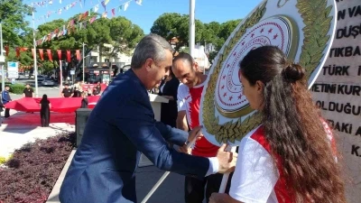 Muğla&rsquo;da 19 Mayıs coşkusu Gen&ccedil;lik Haftası &ccedil;elenk sunma t&ouml;reniyle başladı
