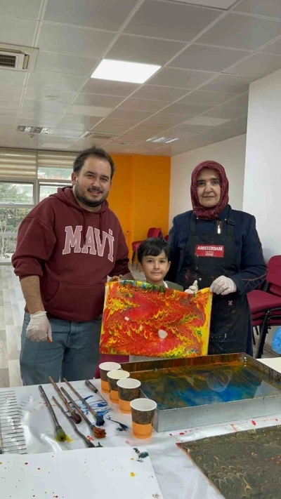 Muğla&rsquo;da aileler ve &ccedil;ocuklar ebru sanatıyla renklerin yolculuğuna &ccedil;ıktı
