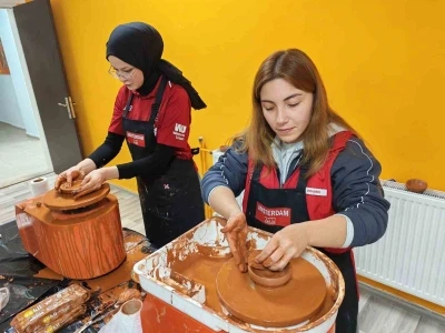 Muğla&rsquo;da gen&ccedil;ler seramik at&ouml;lyesinde h&uuml;nerlerini sergiledi
