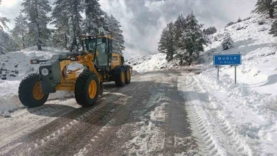 Muğla&rsquo;da karla m&uuml;cadele aralıksız devam ediyor
