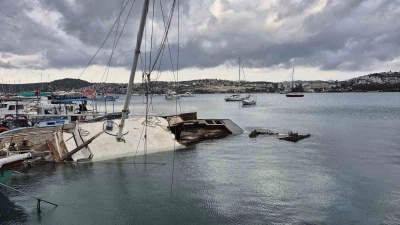 Muğla&rsquo;da kuvvetli r&uuml;zgar tekne batırdı
