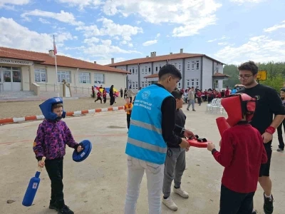 Muğla’da ’Merkezim Her Yerde’ projesiyle köy okuluna neşe geldi
