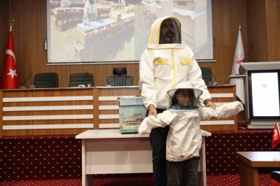 Muğla&rsquo;da minik &ouml;ğrenciler arıları ve sağlıklı beslenmeyi &ouml;ğrendi
