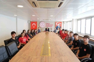 Muğla&rsquo;nın şampiyon &ouml;ğrencileri İl Milli Eğitim M&uuml;d&uuml;r&uuml; &Ccedil;ay ile bir araya geldi
