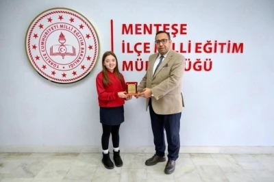 Muğlalı Azra, İstiklal Marşı&rsquo;nı G&uuml;zel Okuma Yarışması&rsquo;nda T&uuml;rkiye birincisi oldu
