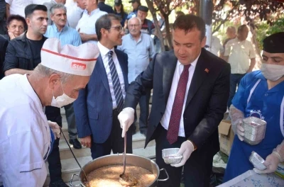 Muhtarlar 30 Ağustos’ta bin 500 kişiye aşure dağıttı
