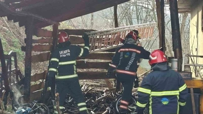 Muhtemel faciayı itfaiye &ouml;nledi: Odunluktaki yangın eve sı&ccedil;ramadan s&ouml;nd&uuml;r&uuml;ld&uuml;
