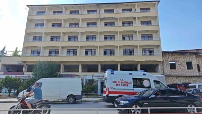 M&uuml;h&uuml;rlenen otelde hurda s&ouml;k&uuml;m&uuml; yapan iş&ccedil;i y&uuml;ksekten d&uuml;şme sonucu yaralandı
