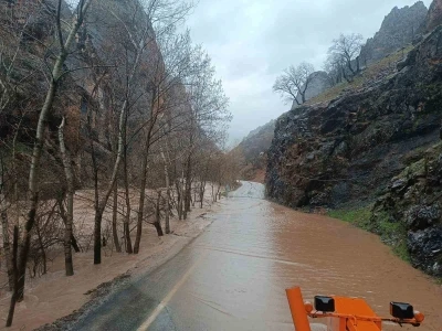 Munzur Nehri taştı, Tunceli-Ovacık yolunda ulaşım durduruldu
