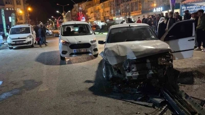 Muradiye&rsquo;de 3 ara&ccedil; &ccedil;arpıştı
