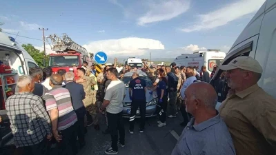 Muradiye&rsquo;de otomobil ile minib&uuml;s &ccedil;arpıştı: 5 yaralı
