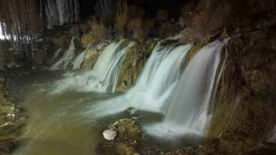 Muradiye Şelalesi mevsimlerin &ouml;tesinde bir g&uuml;zellik
