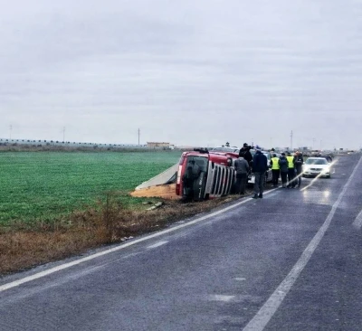 Muratlı&rsquo;da kamyon devrildi
