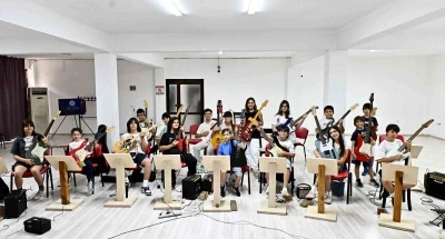 Muratpaşa&rsquo;da gitarın d&ouml;rt haline &ccedil;ocuklar ve gen&ccedil;lerden ilgi
