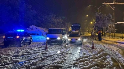 Muş-Bing&ouml;l kara yolunda mahsur kalan 40 ara&ccedil;taki yaklaşık 80 kişi kurtarıldı
