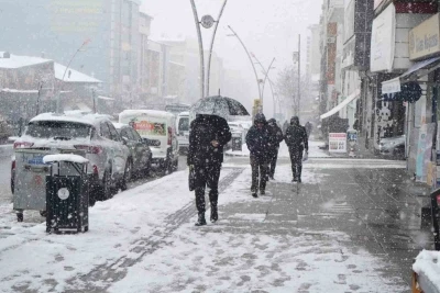 Muş&rsquo;ta 40 k&ouml;y yolu kapandı, mahsur kalan hasta kurtarıldı

