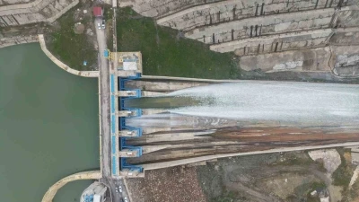 Muş&rsquo;ta Alparslan-2 Barajı&rsquo;nda ilk kez dolusavak kapakları a&ccedil;ıldı
