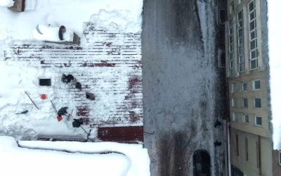 Muş&rsquo;ta &ccedil;atı temizleyen iş&ccedil;ilerin zorlu mesaisi
