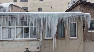 Muş&rsquo;ta &ccedil;atılarda oluşan dev buz sarkıtları tehlike sa&ccedil;ıyor
