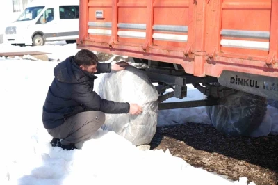 Muş&rsquo;ta &ccedil;ift&ccedil;iler tarım ara&ccedil;larını kış şartlarına karşı koruyor
