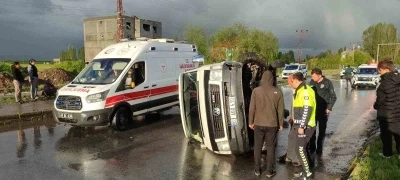 Muş&rsquo;ta dolu yağışı sırasında kontrolden &ccedil;ıkan minib&uuml;s yan yattı: 2 yaralı
