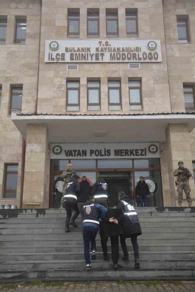 Muş’ta firari 2 şüpheli suç aleti silahla yakalanarak tutuklandı
