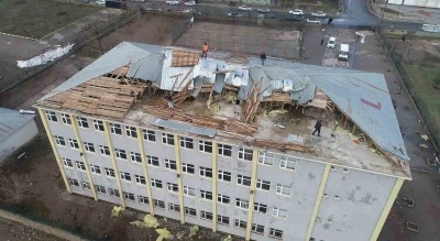 Muş&rsquo;ta fırtına okul &ccedil;atısını u&ccedil;urdu: Eğitime ara verildi
