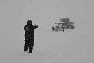 Muş&rsquo;ta gazeteciler y&uuml;r&uuml;yerek iş makinesine yolu tarif etti
