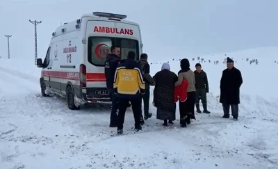 Muş&rsquo;ta hasta, ambulansa iş makinesiyle ulaştırıldı
