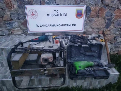 Muş&rsquo;ta ka&ccedil;ak kazı operasyonu: 3 ş&uuml;pheli g&ouml;zaltına alındı
