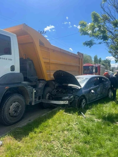 Muş&rsquo;ta kamyon ile otomobil &ccedil;arpıştı: 1 yaralı
