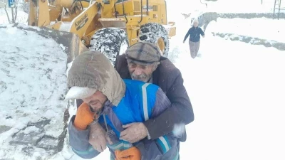 Muş&rsquo;ta kapalı k&ouml;y yollarında mahsur kalan hastalar ekiplerce kurtarıldı
