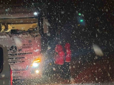 Muş&rsquo;ta kar ve tipi: Yolda mahsur kalan 180 kişinin imdadına Kızılay yetişti
