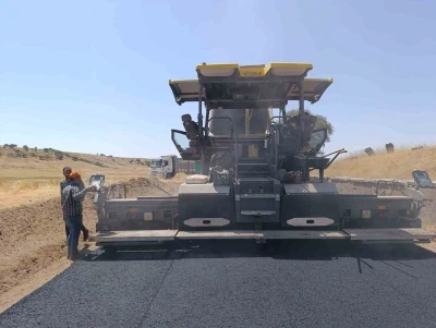 Muş’ta kırsal bölgelerin yolları sıcak asfaltla buluşuyor
