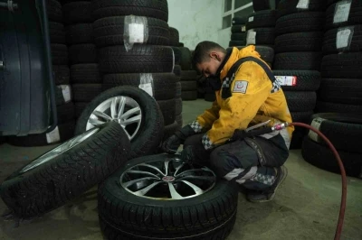 Muş’ta köpeklerin saldırdığı tavuk oto lastikçiye sığındı
