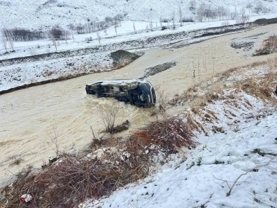 Muş&rsquo;ta minib&uuml;s dereye u&ccedil;tu: 8 yaralı
