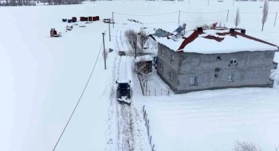 Muş&rsquo;ta muhtarın g&ouml;n&uuml;ll&uuml; kar mesaisi takdir topladı
