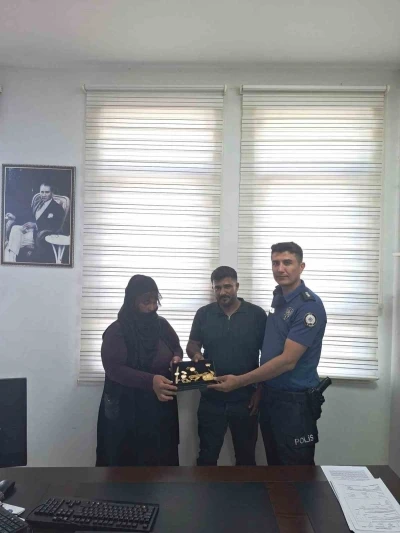Muş&rsquo;ta &ouml;rnek davranış: Bulduğu ziynet eşyalarını sahibine ulaştırdı
