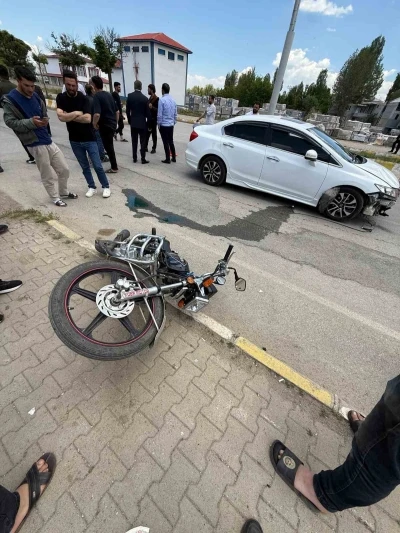 Muş&rsquo;ta otomobil ile motosiklet &ccedil;arpıştı: 2 yaralı
