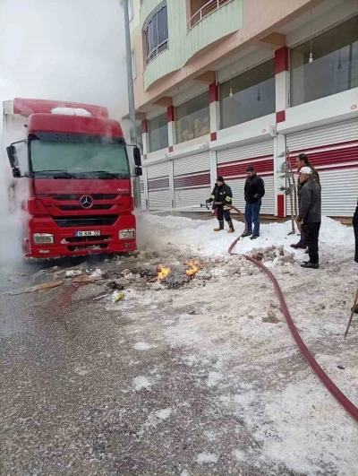 Muş&rsquo;ta park halindeki tırda yangın
