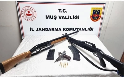 Muş&rsquo;ta ruhsatsız silah operasyonu: 3 ş&uuml;pheli g&ouml;zaltına alındı
