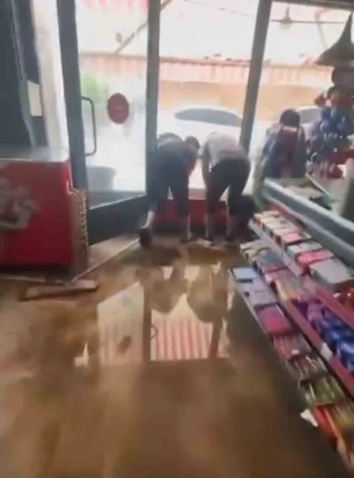 Muş&rsquo;ta sağanak ve dolu yağışı: İş yerlerini su bastı
