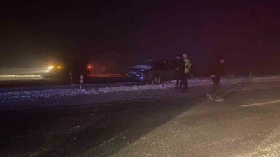 Muş&rsquo;ta sis ve buzlanma kazaya neden oldu: Otomobil ref&uuml;je &ccedil;arptı
