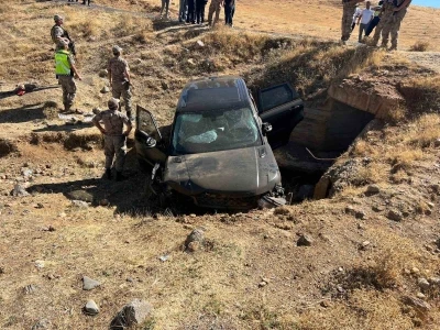 Muş’ta takla atan araç şarampole uçtu: 3 yaralı
