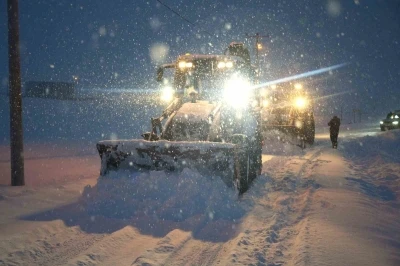 Muş&rsquo;ta yeni yıl mesaisi: Vali &Ccedil;akır sahadaki ekipleri ziyaret etti
