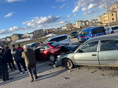 Muş&rsquo;ta zincirleme kaza: 4 ara&ccedil; birbirine girdi
