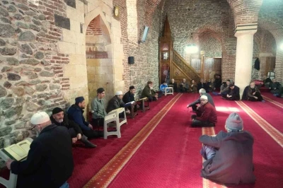 Muş&rsquo;taki asırlık camide mukabele geleneği yaşatılıyor
