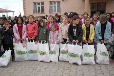Muş&rsquo;un &uuml;cra k&ouml;ylerindeki bin &ccedil;ocuğa bayram sevinci
