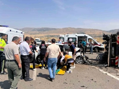 Muş-Varto yolunda feci kaza: 6 kişi yaralandı
